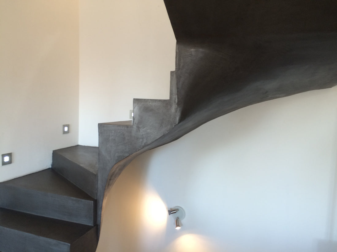 COMMENT APPLIQUER UN BÉTON CIRÉ SUR UN ESCALIER BRUT DE BÉTON? - Matières et Béton