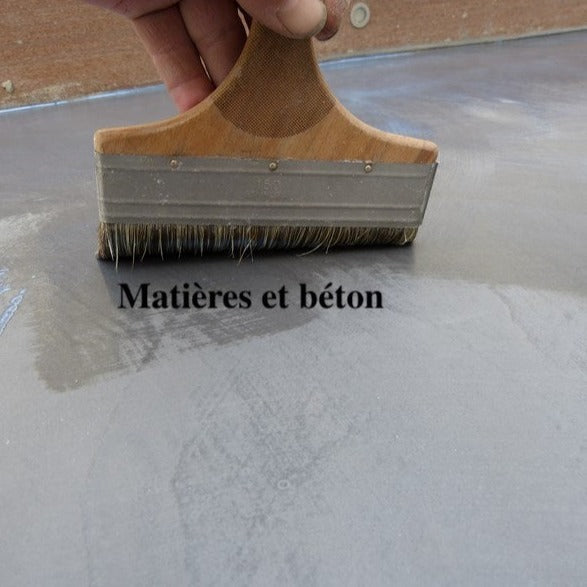 Pose d’un bouche-pores et d’un vernis polyuréthane sur une chape anhydrite ou une dalle béton