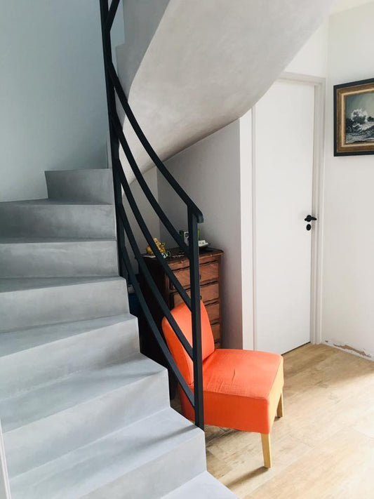Escalier intérieur en béton ciré gris clair avec rambarde métallique noire – Matières et Béton