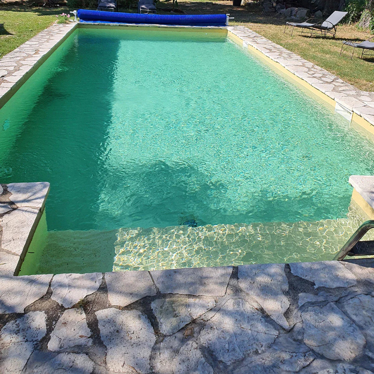 Piscine extérieure avec escalier et eau turquoise