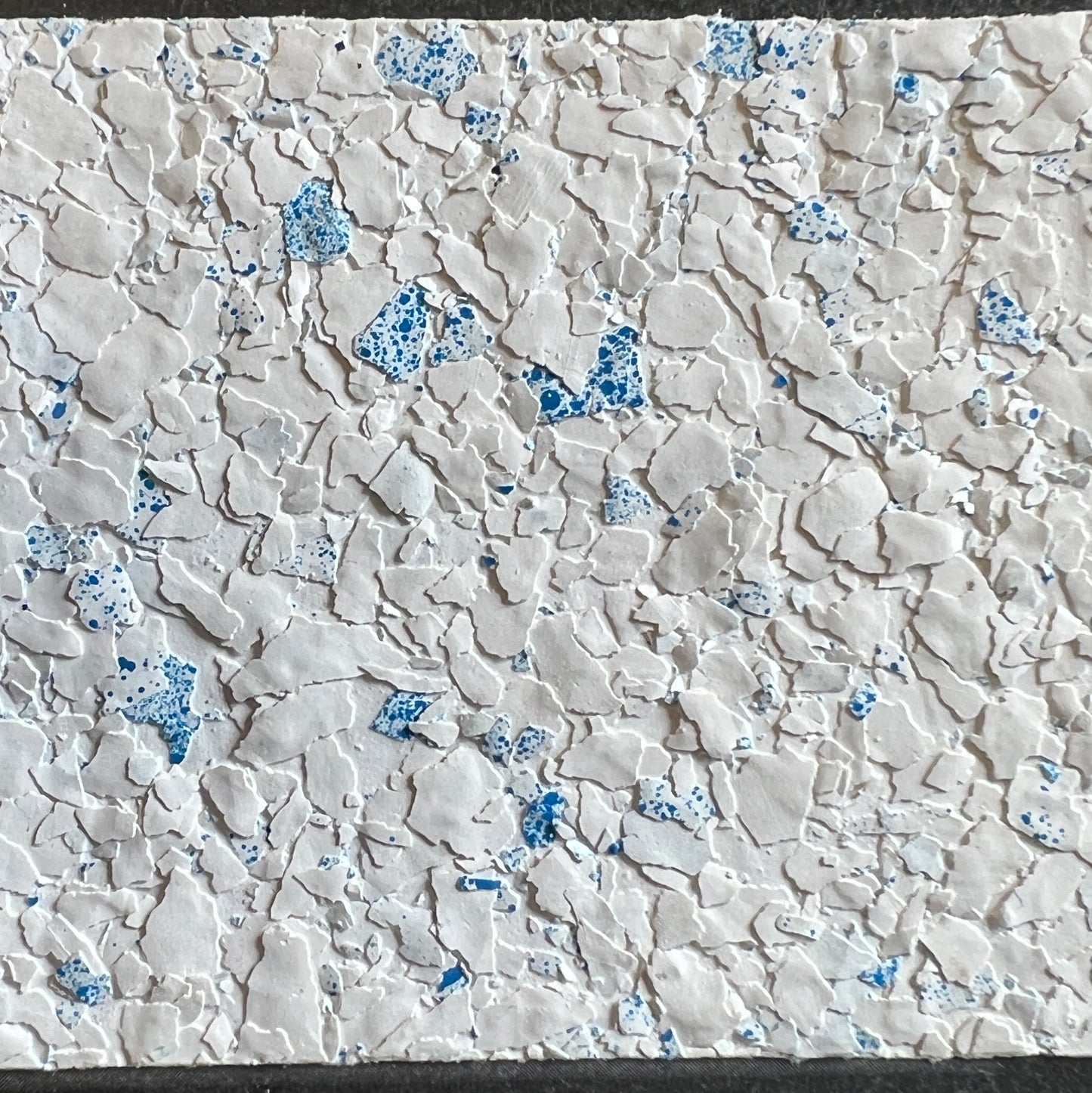 Paillettes peinture murale